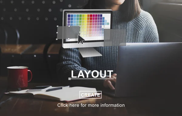 Frau tippt auf Laptop mit Layout — Stockfoto