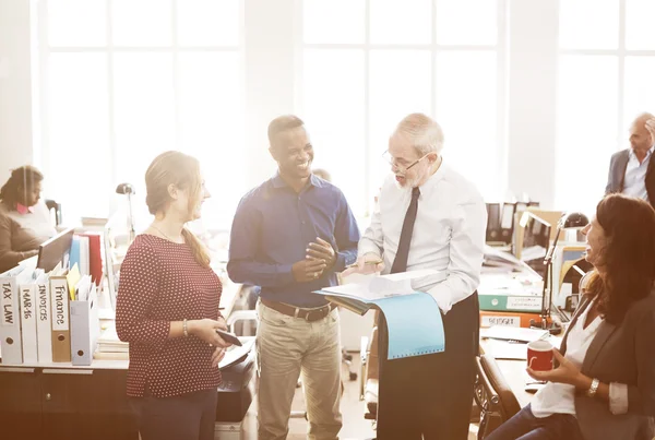 Hommes d'affaires au bureau — Photo