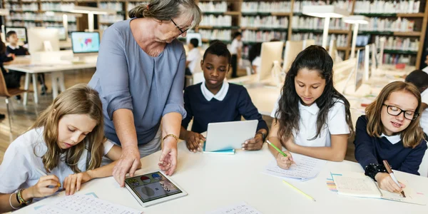 学生在学校有课 — 图库照片