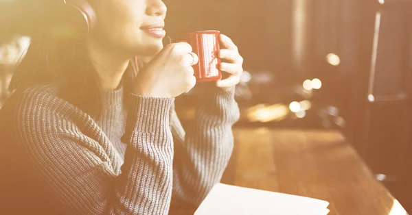 Frau trinkt Kaffee — Stockfoto