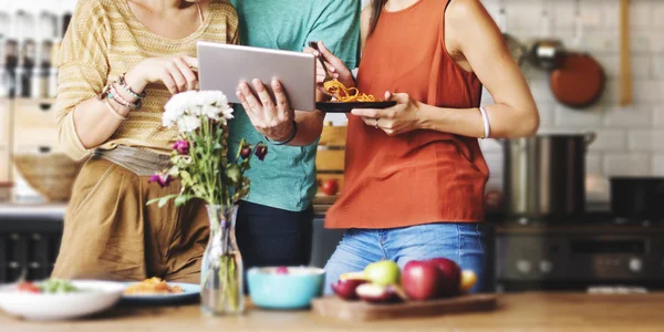 Arkadaşlar birlikte, vakit akşam yemeği var