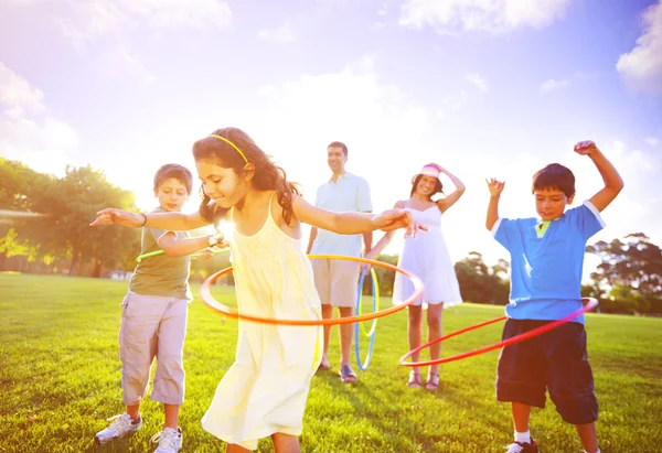 Hula hoops ile egzersiz yaparak aile — Stok fotoğraf