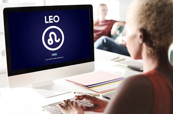 Business woman working on computer with leo — стоковое фото