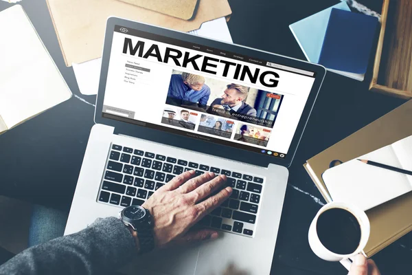 Portátil con concepto de marketing — Foto de Stock