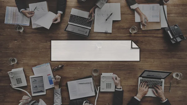 Empresarios con dispositivos electrónicos en el trabajo — Foto de Stock