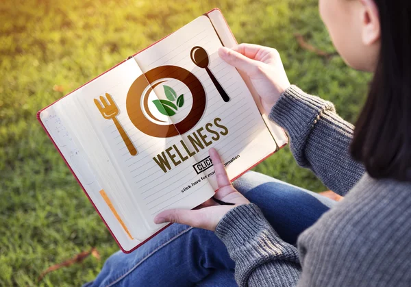 Vrouw leesboek en wellness — Stockfoto