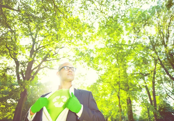 Homem vestindo reciclar Ecologia t-shirt — Fotografia de Stock