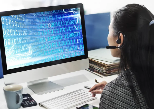Affärskvinna arbetar på dator med binär kod — Stockfoto