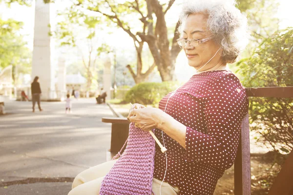 Seniorin mit Handarbeiten — Stockfoto