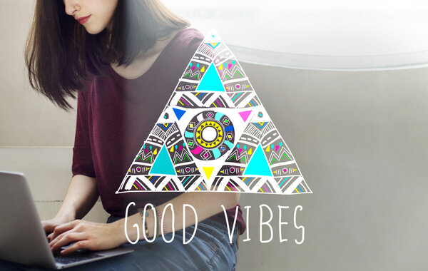 Женщина печатает на ноутбуке