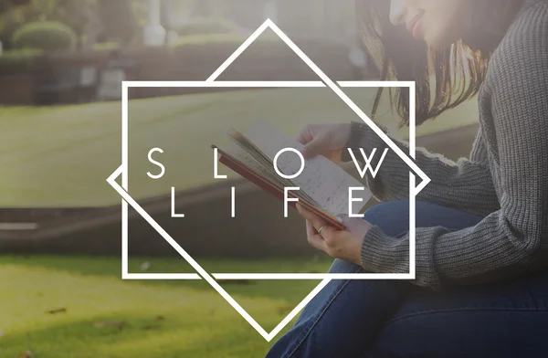 Kobieta czyta książki i slow life — Zdjęcie stockowe