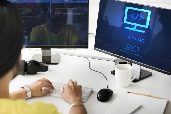 Biznesmen, pracując na komputerze z kodowania — Zdjęcie stockowe