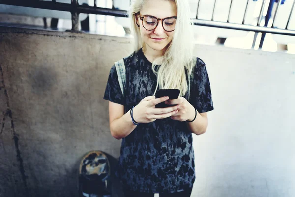 Femme Skater Téléphone de navigation — Photo