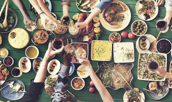 Amigos comiendo para la mesa —  Fotos de Stock