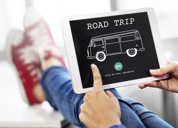 Tableta digital con viaje por carretera —  Fotos de Stock