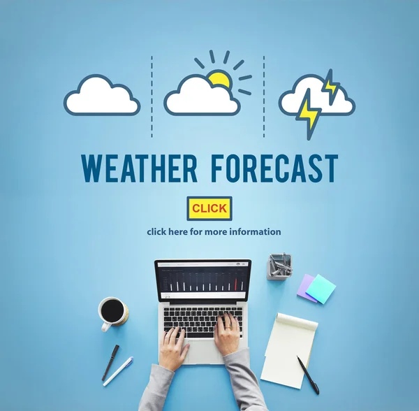 Laptop på bord med väderprognos — Stockfoto