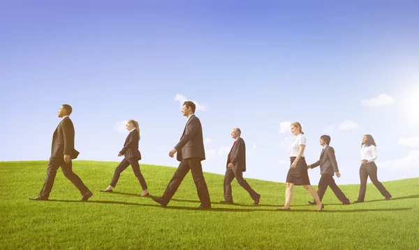 Gente de negocios caminando al aire libre — Foto de Stock