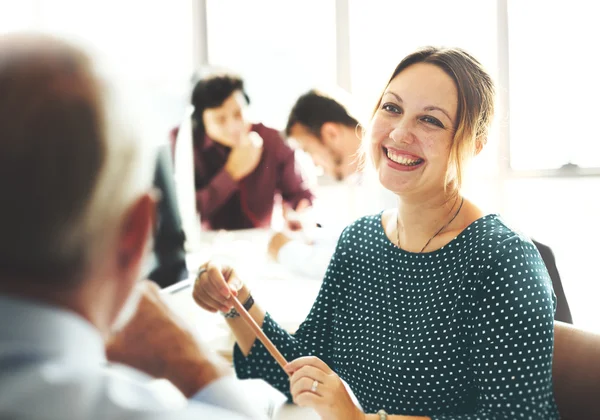 Empresária alegre sorrindo — Fotografia de Stock