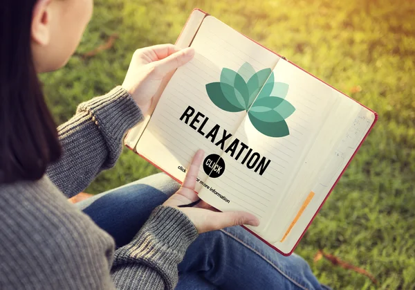 Donna lettura libro e relax — Foto Stock