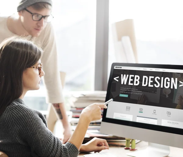 Frau zeigt auf Monitor mit Webdesign — Stockfoto