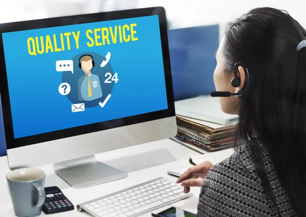 Businesswoman working on computer with Quality service — Stock Photo, Image