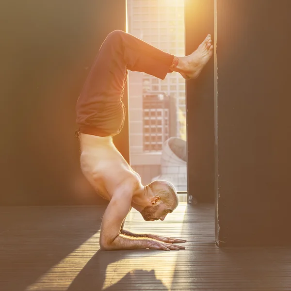 Aktiv man utövar yoga — Stockfoto