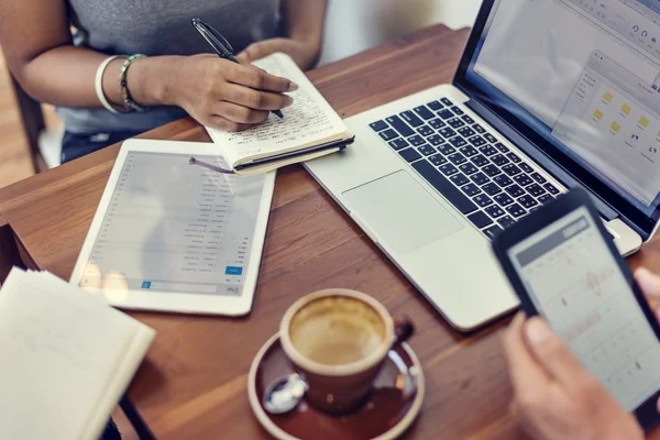 Zakenvrouw schrijven in notitieblok — Stockfoto