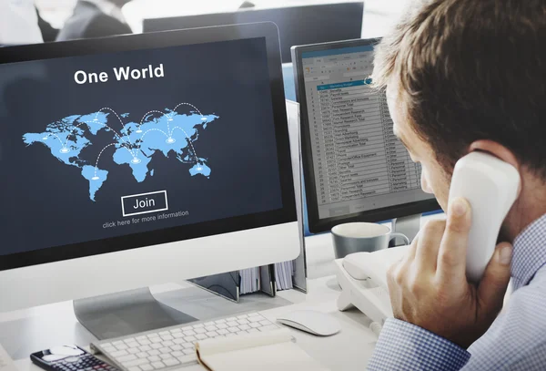 Zakenman die werken op de computer met één wereld — Stockfoto