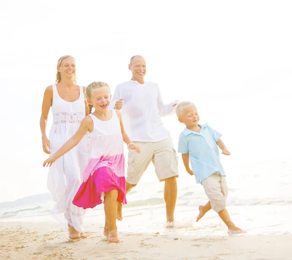 Mutlu aile Plajı'nda çocuklarla — Stok fotoğraf