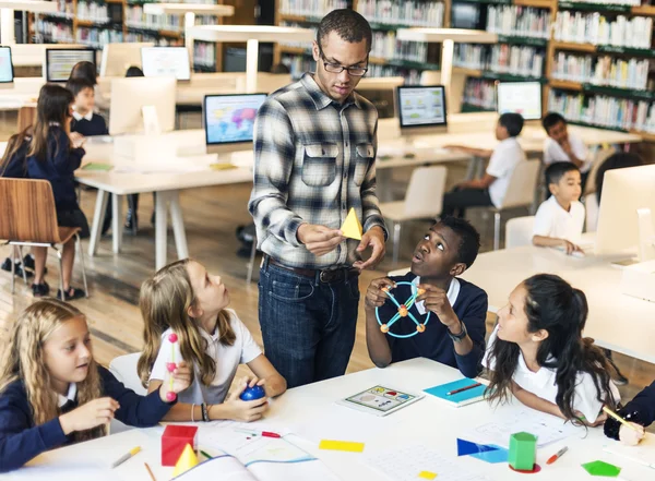 Leerlingen hebben les op school — Stockfoto