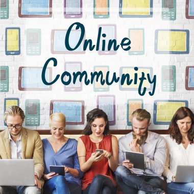 aygıtlar ve Online topluluk ile insanlar oturup