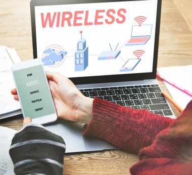 Kadınlar dizüstü bilgisayar ve telefon