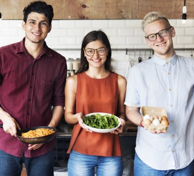 Arkadaşlar birlikte, vakit akşam yemeği var