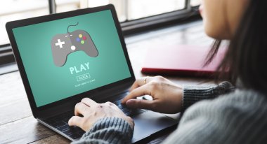 oyun ile laptop yazarak kadın