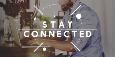 Arka plan üstünde laptop ile genç adam