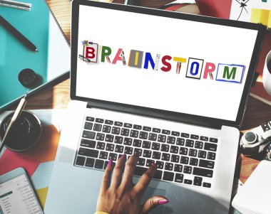 bilgisayar ile çalışan kadın