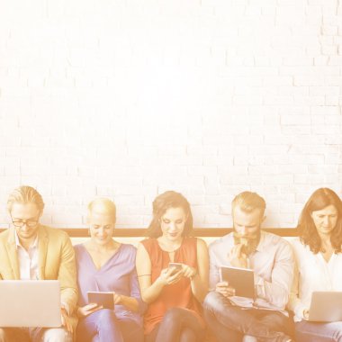 insanlar cihazlar ile oturmak