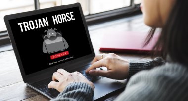Kadın Truva atı ile laptop yazarak 