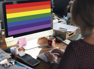 bilgisayar ile çalışan kadın