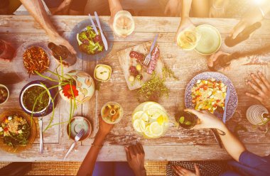 parti ve akşam yemeği dışarı asılı arkadaşlar