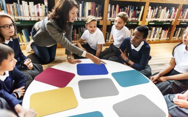 okulda ders sahip öğrenciler