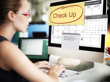 işkadını üstünde bilgisayar onay ile çalışma