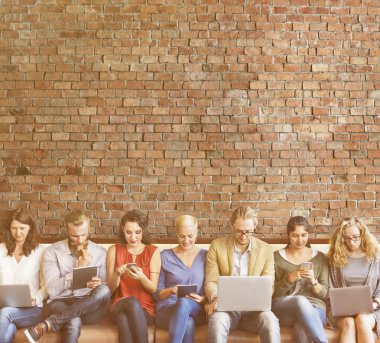 Çeşitlilik insanlarla dijital cihazlar