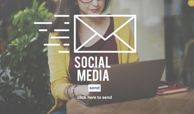 Dizüstü bilgisayarda yazan kadın