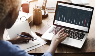 kontrol paneli ile dizüstü bilgisayar üzerinde çalışan kadın