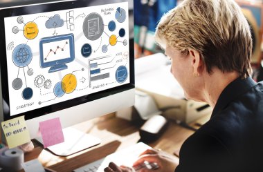 Bilgisayarda çalışan iş kadını