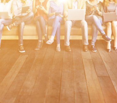 insanlar cihazlar ile oturmak 