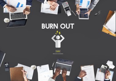 iş adamları iş başında elektronik cihazlar ile