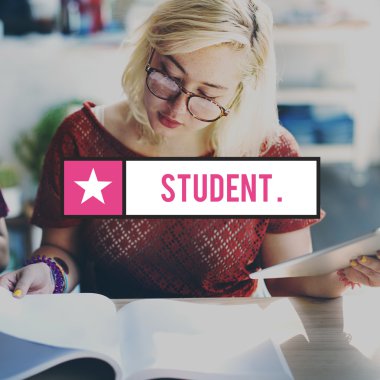 Genç kız çalışma arka plan üzerinde 