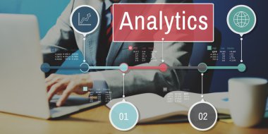 İşadamı dizüstü bilgisayarla çalışıyor